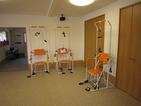 運動器具のある部屋内観