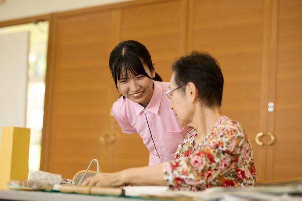 親しげなスタッフと利用者