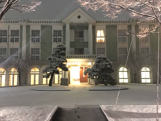 雪景色の建物外観  