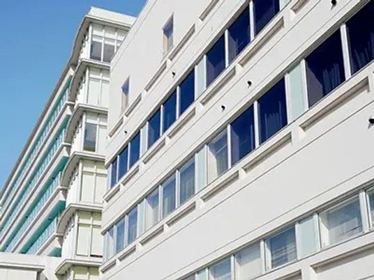 白い建物の外観  
