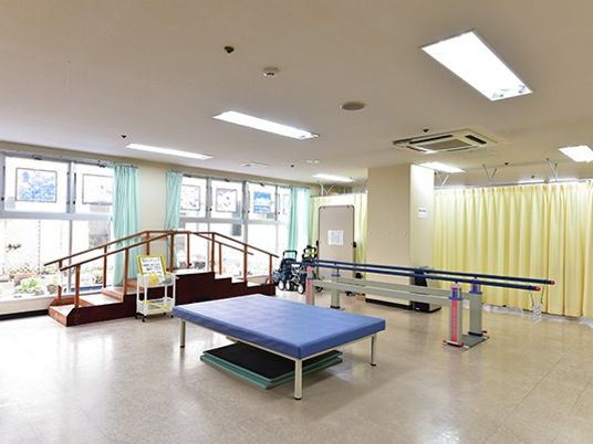 明るい機能訓練室  