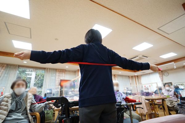 運動する高齢者と他の利用者