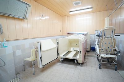 バリアフリー設計の浴室