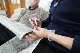 手と携帯を持つ様子