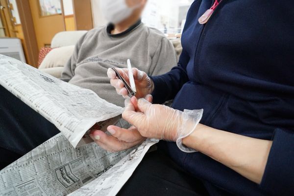 手と携帯を持つ様子