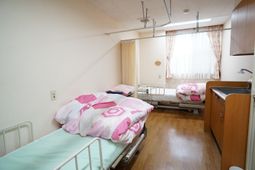 明るい居室の一角