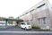 施設の入り口と車