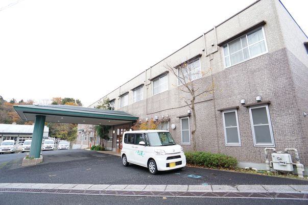 施設の入り口と車