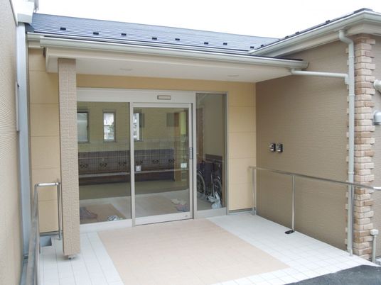広い入口の建物外観