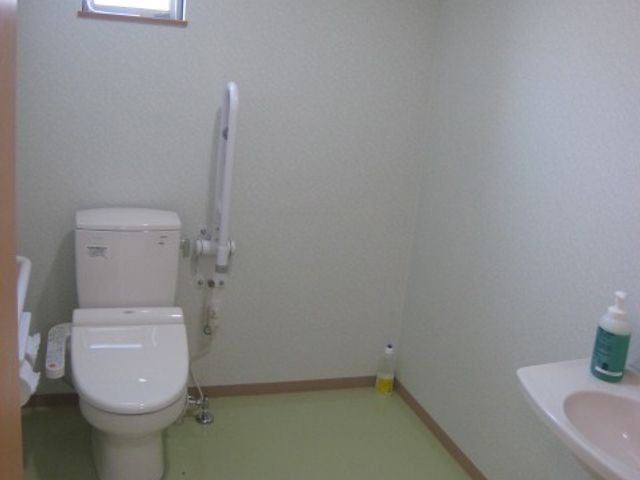 手すり付きのトイレ トイレ 手すりが設置された、安全で使いやすいトイレです。清潔感のある空間が印象的です。
