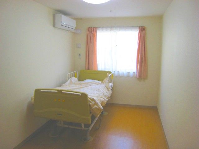 広々とした居室 居室 自然光が優しく入る広々とした居室です。ゆったりと過ごせる個室空間を提供します。
