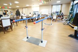 機能訓練器具と広い部屋