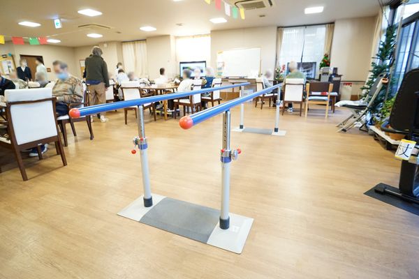 機能訓練器具と広い部屋