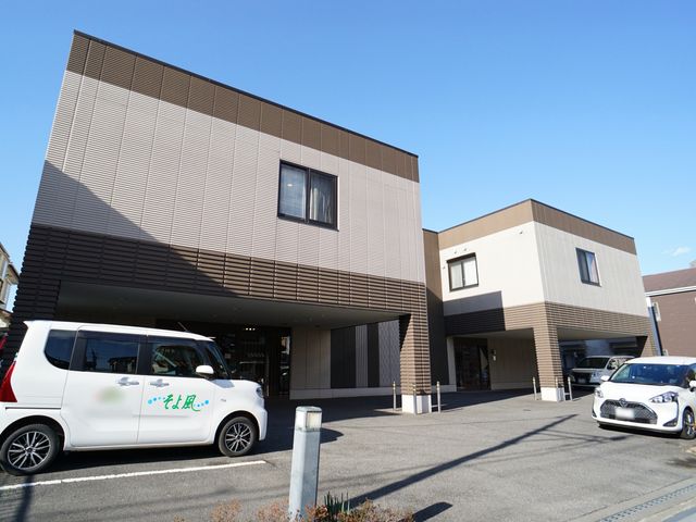 モダンなデザインの外観 外観 清潔感のあるモダンな建物です。広々とした駐車スペースが確保されており、アクセスも良好です。