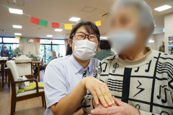 スタッフと利用者の笑顔