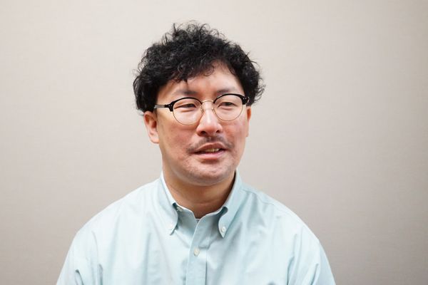 眼鏡をかけた男性スタッフ