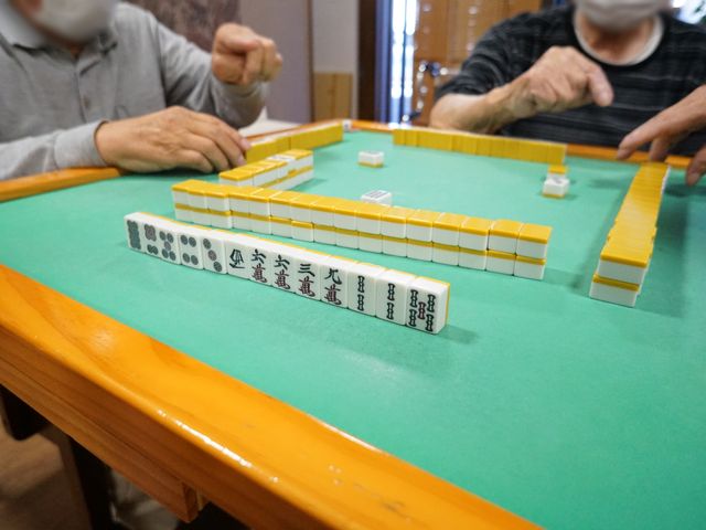 レクリエーションの様子 レクリエーション ゆったりとしたスペースで、利用者が楽しく麻雀をしています。心地よい時間を過ごすことができる環境が整っています。