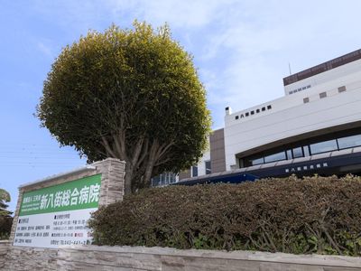 看板つき施設外観