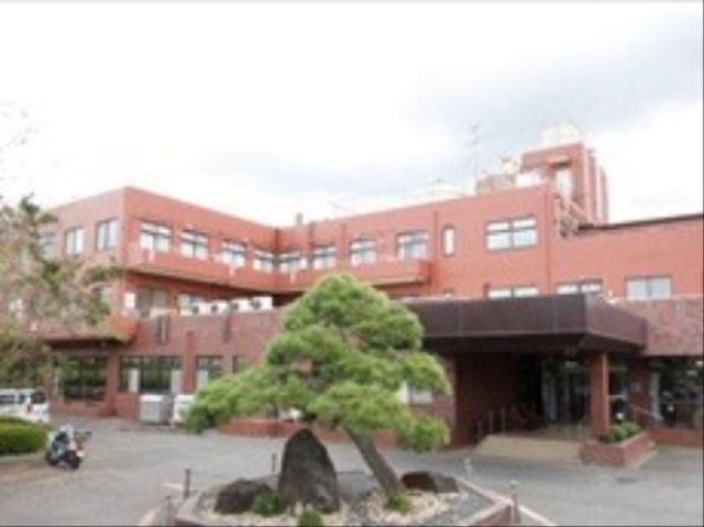 赤茶色の建物の外観 外観 落ち着いた色合いの建物のエントランスには、植栽も配されており、訪れる方々を温かく迎え入れます。