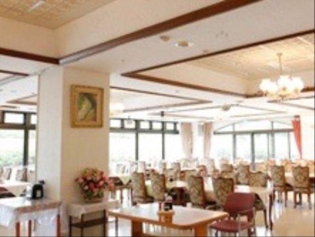 広々とした明るい食堂 食堂 広々とした明るい食堂では、ゆったりとした時間を過ごすことができ、自然光がたっぷりと降り注いでいます。