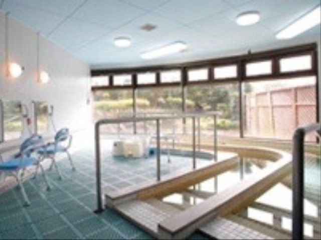 ゆったりした浴室空間 浴室 手すり付きのゆとりある浴室です。リラックスできる水回り環境が整っており、利用者の快適な暮らしを支えています。