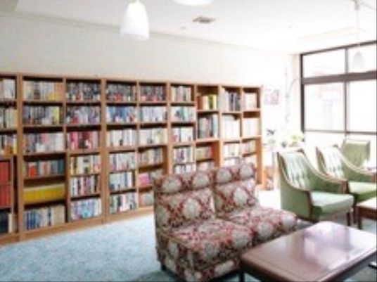 本棚とソファのある空間