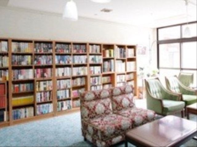本棚とソファのある空間 図書館 ゆったりとしたソファが並ぶ読書スペース。自由に時間を過ごしながら、好きな本を楽しむことができます。