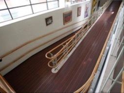 明るい廊下と手すり