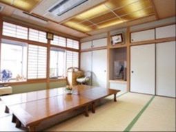 明るい和室の佇まい