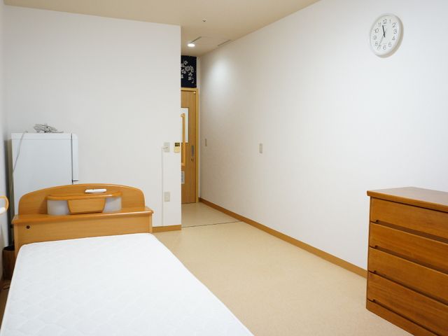 清潔感のある居室空間 居室 シンプルで清潔感のあふれる居室には、快適さを感じます。落ち着いた色合いが心地よい空間を演出しています。