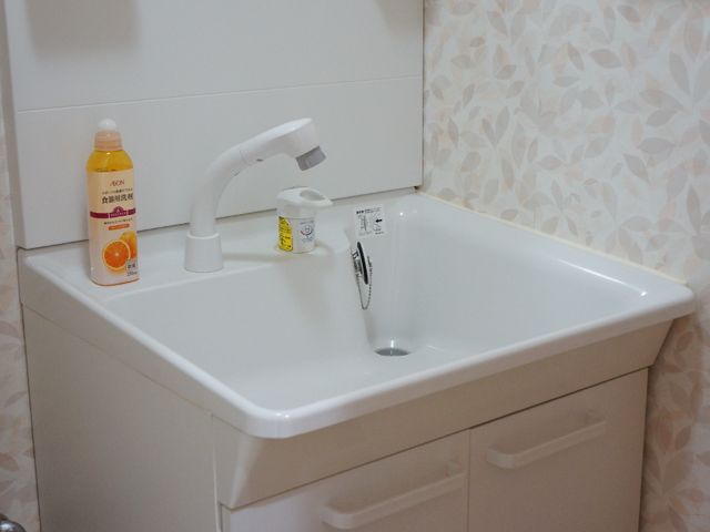 清潔な洗面台と手洗い用品 洗面台 清潔感のある洗面スペースには、日々の衛生を保つ必要なアイテムが整っています。