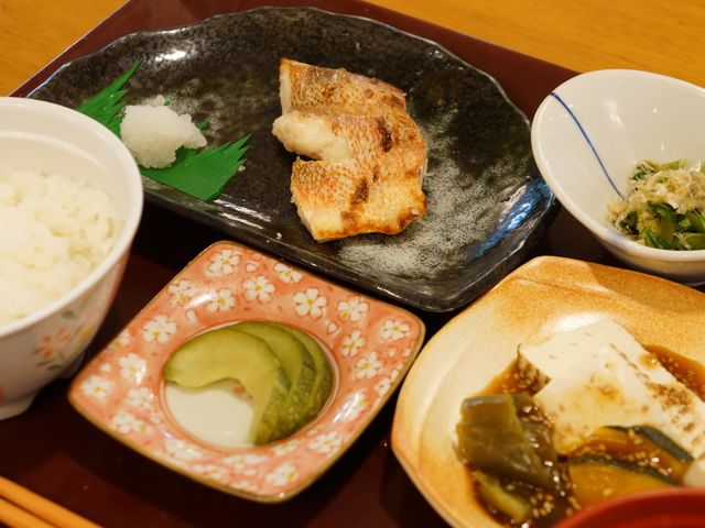 和食の食事セット 食事 栄養バランスを考慮した美味しそうな和食が並び、食事の時間も楽しみになります。