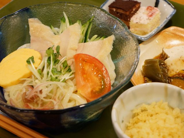 バランス良い食事提供 食事 栄養考えた美味しい食事を提供し、明るい食時を大切にしています。
