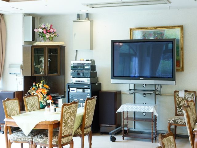 快適なリビング空間 食堂 温かみのある椅子が並び、共有スペースでのひとときを提供しています。