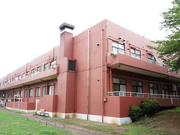 赤茶色の建物外観