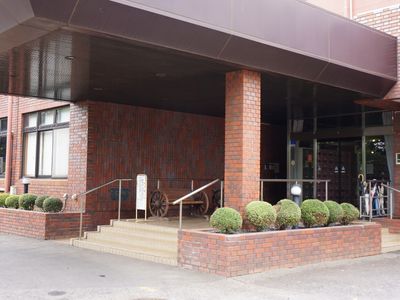 赤レンガの建物エントランス