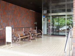 玄関前のベンチとベビーカー