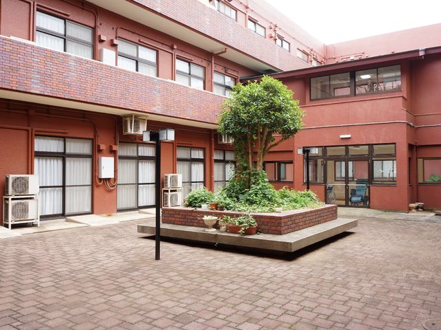 落ち着いた中庭風景 花壇 四季の移ろいを感じる中庭は、心安らぐ空間を提供しています。緑豊かで落ち着きのある場所です。