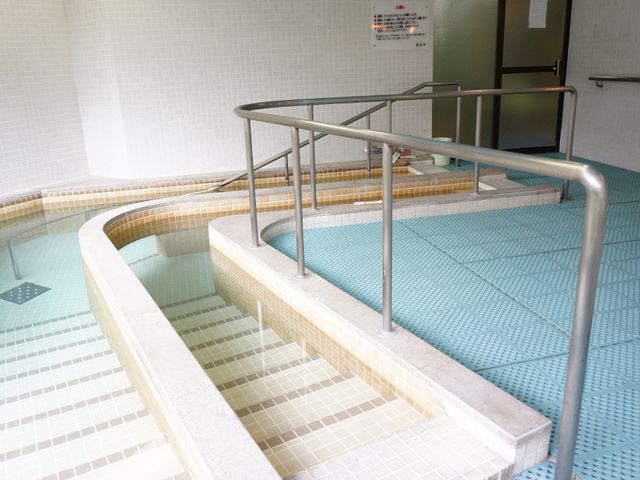 バリアフリー設計の浴室 浴室 清潔感のある広々とした浴室です。安全に配慮した手すりが完備されています。