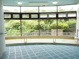 明るい浴室の風景