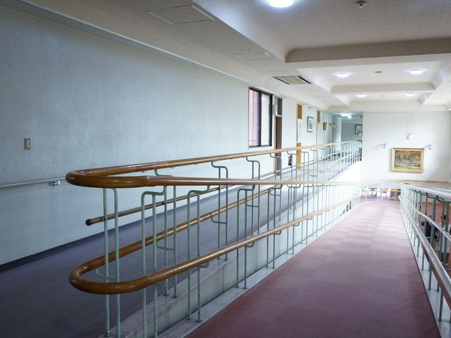安全な手すり付き廊下 室内スロープ ゆったりとしたスペースの廊下には、手すりが備えられ安全性を重視しています。