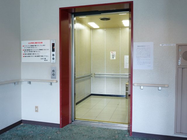 赤い枠のエレベーター エレベーター バリアフリー設計のエレベーターは、全ての方が安心して使えるよう配慮されています。