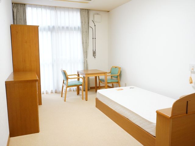 居心地の良い居室空間 個人部屋 明るく清潔な空間に心温まる家具が配置され、快適な毎日を過ごせる場所です。