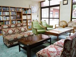 読書に適した落ち着いたラウンジ