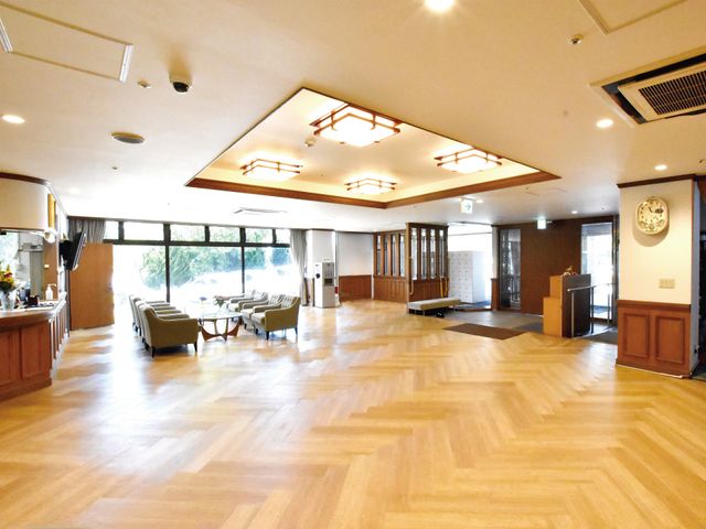 快適な休憩がとれるスタッフラウンジ ラウンジ 広々としたラウンジでは、リフレッシュのひと時も快適に。日々の業務での疲れを癒やす明るい環境を整えています。