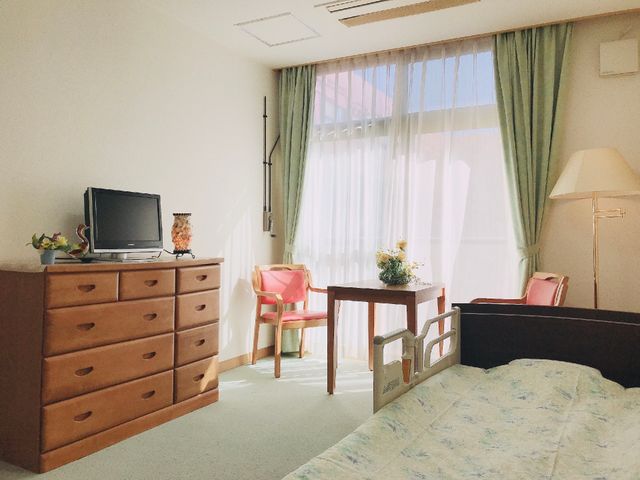 快適な居室の一角 居室 Dタイプ 陽光が差し込むアットホームな居室です。個々の生活スタイルに合わせた家具配置が可能にしています。