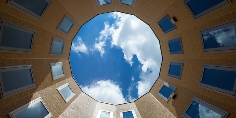 青空の見える中庭