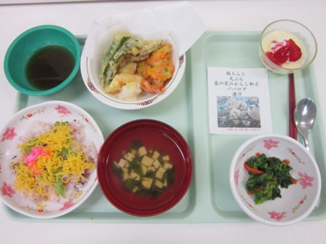色とりどりの食事のトレー