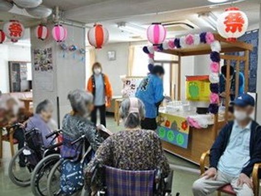 賑やかな装飾の室内