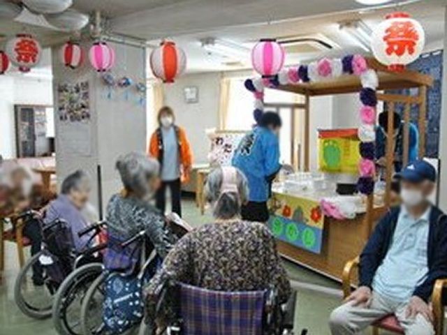 賑やかな装飾の室内 多目的室 多目的室では、賑やかな装飾の中で、車椅子の方々も楽しめるイベントが行われています。